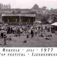 <strong>Free Pop Festival Jeugdhuis Pluto 1977 en 1978</strong><br> ©Herzele in Beeld<br><br><a href='https://www.herzeleinbeeld.be/Foto/1000/Free-Pop-Festival-Jeugdhuis-Pluto-1977-en-1978'><u>Meer info over de foto</u></a>