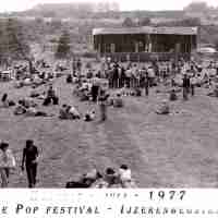 <strong>Free Pop Festival Jeugdhuis Pluto 1977 en 1978</strong><br> ©Herzele in Beeld<br><br><a href='https://www.herzeleinbeeld.be/Foto/1001/Free-Pop-Festival-Jeugdhuis-Pluto-1977-en-1978'><u>Meer info over de foto</u></a>