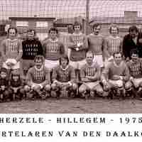<strong>VC De martelaren  Daalkouter  Hillegem  -  1977</strong><br> ©Herzele in Beeld<br><br><a href='https://www.herzeleinbeeld.be/Foto/1080/VC-De-martelaren--Daalkouter--Hillegem-----1977'><u>Meer info over de foto</u></a>
