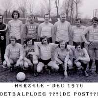 <strong>Kleinere voetbalploegen van de streek -  1974/75</strong><br> ©Herzele in Beeld<br><br><a href='https://www.herzeleinbeeld.be/Foto/1094/Kleinere-voetbalploegen-van-de-streek----1974/75'><u>Meer info over de foto</u></a>