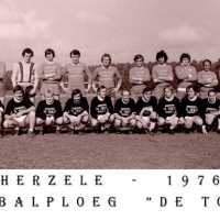 <strong>Kleinere voetbalploegen van de streek -  1974/75</strong><br> ©Herzele in Beeld<br><br><a href='https://www.herzeleinbeeld.be/Foto/1095/Kleinere-voetbalploegen-van-de-streek----1974/75'><u>Meer info over de foto</u></a>