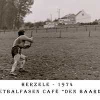 <strong>Kleinere voetbalploegen van de streek -  1974/75</strong><br> ©Herzele in Beeld<br><br><a href='https://www.herzeleinbeeld.be/Foto/1096/Kleinere-voetbalploegen-van-de-streek----1974/75'><u>Meer info over de foto</u></a>