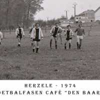<strong>Kleinere voetbalploegen van de streek -  1974/75</strong><br> ©Herzele in Beeld<br><br><a href='https://www.herzeleinbeeld.be/Foto/1099/Kleinere-voetbalploegen-van-de-streek----1974/75'><u>Meer info over de foto</u></a>
