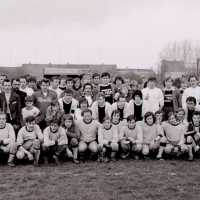 <strong>Kleinere voetbalploegen van de streek -  1974/75</strong><br> ©Herzele in Beeld<br><br><a href='https://www.herzeleinbeeld.be/Foto/1100/Kleinere-voetbalploegen-van-de-streek----1974/75'><u>Meer info over de foto</u></a>