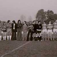 <strong>Kleinere voetbalploegen van de streek -  1974/75</strong><br> ©Herzele in Beeld<br><br><a href='https://www.herzeleinbeeld.be/Foto/1106/Kleinere-voetbalploegen-van-de-streek----1974/75'><u>Meer info over de foto</u></a>