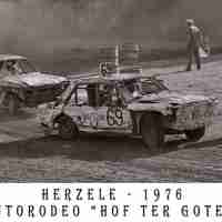 <strong>Autorodeo Hof Ter Goten</strong><br>1976 ©Herzele in Beeld<br><br><a href='https://www.herzeleinbeeld.be/Foto/1113/Autorodeo-Hof-Ter-Goten'><u>Meer info over de foto</u></a>