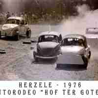 <strong>Autorodeo hof ter Goten  -  1976</strong><br> ©Herzele in Beeld<br><br><a href='https://www.herzeleinbeeld.be/Foto/1118/Autorodeo-hof-ter-Goten-----1976'><u>Meer info over de foto</u></a>