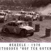 <strong>Autorodeo hof ter Goten  -  1976</strong><br> ©Herzele in Beeld<br><br><a href='https://www.herzeleinbeeld.be/Foto/1120/Autorodeo-hof-ter-Goten-----1976'><u>Meer info over de foto</u></a>