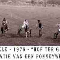 <strong>Ponykoers hof ter Goten  -  1976</strong><br> ©Herzele in Beeld<br><br><a href='https://www.herzeleinbeeld.be/Foto/1132/Ponykoers-hof-ter-Goten-----1976'><u>Meer info over de foto</u></a>