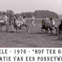 <strong>Ponykoers hof ter Goten  -  1976</strong><br> ©Herzele in Beeld<br><br><a href='https://www.herzeleinbeeld.be/Foto/1136/Ponykoers-hof-ter-Goten-----1976'><u>Meer info over de foto</u></a>