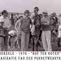 <strong>Ponykoers hof ter Goten  -  1976</strong><br> ©Herzele in Beeld<br><br><a href='https://www.herzeleinbeeld.be/Foto/1140/Ponykoers-hof-ter-Goten-----1976'><u>Meer info over de foto</u></a>