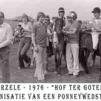<strong>Ponykoers hof ter Goten  -  1976</strong><br> ©Herzele in Beeld<br><br><a href='https://www.herzeleinbeeld.be/Foto/1141/Ponykoers-hof-ter-Goten-----1976'><u>Meer info over de foto</u></a>