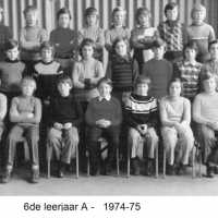 <strong>Klasfoto's Herzele - Meester Marcel De Backer</strong><br>01-01-1960 ©Herzele in Beeld<br><br><a href='https://www.herzeleinbeeld.be/Foto/117/Klasfotos-Herzele---Meester-Marcel-De-Backer'><u>Meer info over de foto</u></a>