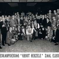 <strong>Duivenkampioenen  -  1973</strong><br> ©Herzele in Beeld<br><br><a href='https://www.herzeleinbeeld.be/Foto/1192/Duivenkampioenen-----1973'><u>Meer info over de foto</u></a>