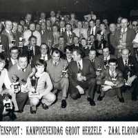 <strong>Duivenkampioenen  -  1973</strong><br>01-01-1973 ©Herzele in Beeld<br><br><a href='https://www.herzeleinbeeld.be/Foto/1193/Duivenkampioenen-----1973'><u>Meer info over de foto</u></a>