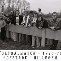 <strong>Voetbalmatch Hofstade - SC Hillegem  -  1976</strong><br> ©Herzele in Beeld<br><br><a href='https://www.herzeleinbeeld.be/Foto/1215/Voetbalmatch-Hofstade---SC-Hillegem-----1976'><u>Meer info over de foto</u></a>