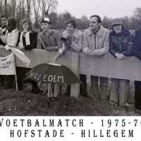 <strong>Voetbalmatch Hofstade - SC Hillegem  -  1976</strong><br> ©Herzele in Beeld<br><br><a href='https://www.herzeleinbeeld.be/Foto/1216/Voetbalmatch-Hofstade---SC-Hillegem-----1976'><u>Meer info over de foto</u></a>