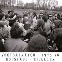 <strong>Voetbalmatch Hofstade - SC Hillegem  -  1976</strong><br> ©Herzele in Beeld<br><br><a href='https://www.herzeleinbeeld.be/Foto/1218/Voetbalmatch-Hofstade---SC-Hillegem-----1976'><u>Meer info over de foto</u></a>