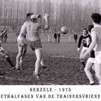 <strong>Trainersvrienden  -  1973 t.e.m. 1977</strong><br> ©Herzele in Beeld<br><br><a href='https://www.herzeleinbeeld.be/Foto/1235/Trainersvrienden-----1973-t.e.m.-1977'><u>Meer info over de foto</u></a>