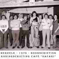 <strong>Koningschieting café Safari  -  1975</strong><br>1975 ©Herzele in Beeld<br><br><a href='https://www.herzeleinbeeld.be/Foto/1271/Koningschieting-café-Safari-----1975'><u>Meer info over de foto</u></a>