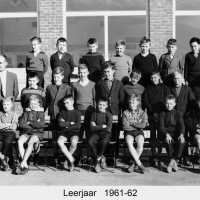 <strong>Klasfoto's Meester Nestor Redant </strong><br>1961 ©Herzele in Beeld<br><br><a href='https://www.herzeleinbeeld.be/Foto/134/Klasfotos-Meester-Nestor-Redant-'><u>Meer info over de foto</u></a>