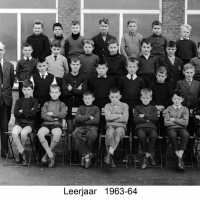 <strong>Klasfoto's Meester Nestor Redant </strong><br>1963 ©Herzele in Beeld<br><br><a href='https://www.herzeleinbeeld.be/Foto/135/Klasfotos-Meester-Nestor-Redant-'><u>Meer info over de foto</u></a>