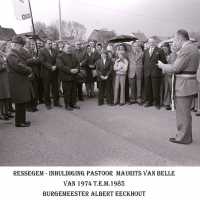 <strong>Inhuldiging pastoor Maurits Van Belle te Ressegem  -  1974</strong><br> ©Herzele in Beeld<br><br><a href='https://www.herzeleinbeeld.be/Foto/1357/Inhuldiging-pastoor-Maurits-Van-Belle-te-Ressegem-----1974'><u>Meer info over de foto</u></a>