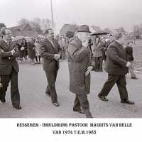 <strong>Inhuldiging pastoor Maurits Van Belle te Ressegem  -  1974</strong><br> ©Herzele in Beeld<br><br><a href='https://www.herzeleinbeeld.be/Foto/1358/Inhuldiging-pastoor-Maurits-Van-Belle-te-Ressegem-----1974'><u>Meer info over de foto</u></a>