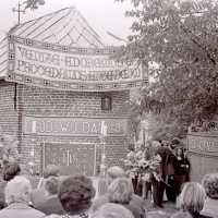 <strong>Viering 100 jaar Heilige Cornelius -   Sint Antelinks  -  1977</strong><br> ©Herzele in Beeld<br><br><a href='https://www.herzeleinbeeld.be/Foto/1366/Viering-100-jaar-Heilige-Cornelius-----Sint-Antelinks-----1977'><u>Meer info over de foto</u></a>