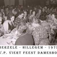 <strong>CVP Feest damesbond  -  1975</strong><br> ©Herzele in Beeld<br><br><a href='https://www.herzeleinbeeld.be/Foto/1371/CVP-Feest-damesbond-----1975'><u>Meer info over de foto</u></a>