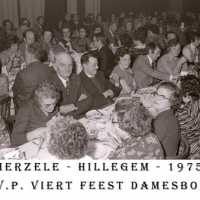 <strong>CVP Feest damesbond  -  1975</strong><br> ©Herzele in Beeld<br><br><a href='https://www.herzeleinbeeld.be/Foto/1372/CVP-Feest-damesbond-----1975'><u>Meer info over de foto</u></a>