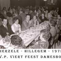 <strong>CVP Feest damesbond  -  1975</strong><br> ©Herzele in Beeld<br><br><a href='https://www.herzeleinbeeld.be/Foto/1373/CVP-Feest-damesbond-----1975'><u>Meer info over de foto</u></a>