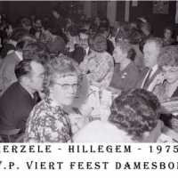 <strong>CVP Feest damesbond  -  1975</strong><br> ©Herzele in Beeld<br><br><a href='https://www.herzeleinbeeld.be/Foto/1375/CVP-Feest-damesbond-----1975'><u>Meer info over de foto</u></a>