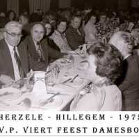 <strong>CVP Feest damesbond  -  1975</strong><br> ©Herzele in Beeld<br><br><a href='https://www.herzeleinbeeld.be/Foto/1377/CVP-Feest-damesbond-----1975'><u>Meer info over de foto</u></a>