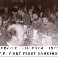 <strong>CVP Feest damesbond  -  1975</strong><br> ©Herzele in Beeld<br><br><a href='https://www.herzeleinbeeld.be/Foto/1379/CVP-Feest-damesbond-----1975'><u>Meer info over de foto</u></a>