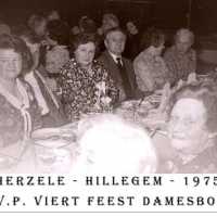 <strong>CVP Feest damesbond  -  1975</strong><br> ©Herzele in Beeld<br><br><a href='https://www.herzeleinbeeld.be/Foto/1380/CVP-Feest-damesbond-----1975'><u>Meer info over de foto</u></a>