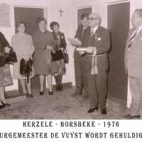 <strong>Inhuldiging burgemeester De Vuyst te  Borsbeke  -  1976</strong><br> ©Herzele in Beeld<br><br><a href='https://www.herzeleinbeeld.be/Foto/1382/Inhuldiging-burgemeester-De-Vuyst-te--Borsbeke-----1976'><u>Meer info over de foto</u></a>