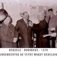 <strong>Inhuldiging burgemeester De Vuyst te  Borsbeke  -  1976</strong><br> ©Herzele in Beeld<br><br><a href='https://www.herzeleinbeeld.be/Foto/1384/Inhuldiging-burgemeester-De-Vuyst-te--Borsbeke-----1976'><u>Meer info over de foto</u></a>