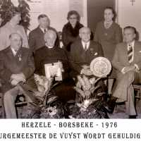 <strong>Inhuldiging burgemeester De Vuyst te  Borsbeke  -  1976</strong><br>01-01-1976 ©Herzele in Beeld<br><br><a href='https://www.herzeleinbeeld.be/Foto/1388/Inhuldiging-burgemeester-De-Vuyst-te--Borsbeke-----1976'><u>Meer info over de foto</u></a>