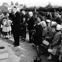 <strong>Inhuldiging Burgemeester Maurits De Buysscher  -  1959</strong><br> ©Herzele in Beeld<br><br><a href='https://www.herzeleinbeeld.be/Foto/1391/Inhuldiging-Burgemeester-Maurits-De-Buysscher-----1959'><u>Meer info over de foto</u></a>