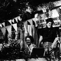 <strong>Inhuldiging Burgemeester Maurits De Buysscher  -  1959</strong><br> ©Herzele in Beeld<br><br><a href='https://www.herzeleinbeeld.be/Foto/1395/Inhuldiging-Burgemeester-Maurits-De-Buysscher-----1959'><u>Meer info over de foto</u></a>