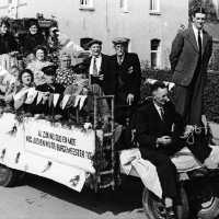 <strong>Inhuldiging Burgemeester Maurits De Buysscher  -  1959</strong><br> ©Herzele in Beeld<br><br><a href='https://www.herzeleinbeeld.be/Foto/1396/Inhuldiging-Burgemeester-Maurits-De-Buysscher-----1959'><u>Meer info over de foto</u></a>