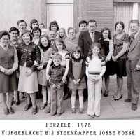 <strong>Vijfgeslacht bij steenkapper Josse Fossé  -  1975</strong><br>1975 ©Herzele in Beeld<br><br><a href='https://www.herzeleinbeeld.be/Foto/1519/Vijfgeslacht-bij-steenkapper-Josse-Fossé-----1975'><u>Meer info over de foto</u></a>