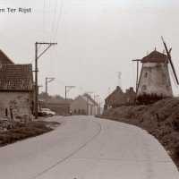 <strong>Straatzichten in 1975</strong><br>1975 ©Herzele in Beeld<br><br><a href='https://www.herzeleinbeeld.be/Foto/1546/Straatzichten-in-1975'><u>Meer info over de foto</u></a>