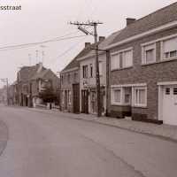 <strong>Straatzichten in 1975</strong><br>1975 ©Herzele in Beeld<br><br><a href='https://www.herzeleinbeeld.be/Foto/1549/Straatzichten-in-1975'><u>Meer info over de foto</u></a>