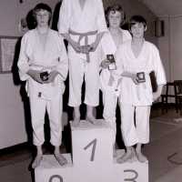 <strong>Judoclub Herzele  -  Met judoka Rudy Van Peteghem  -  1977</strong><br>01-01-1977 ©Herzele in Beeld<br><br><a href='https://www.herzeleinbeeld.be/Foto/1556/Judoclub-Herzele-----Met-judoka-Rudy-Van-Peteghem-----1977'><u>Meer info over de foto</u></a>