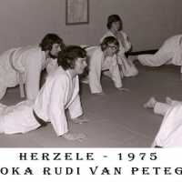 <strong>Judoclub Herzele  -  Met judoka Rudy Van Peteghem  -  1977</strong><br> ©Herzele in Beeld<br><br><a href='https://www.herzeleinbeeld.be/Foto/1561/Judoclub-Herzele-----Met-judoka-Rudy-Van-Peteghem-----1977'><u>Meer info over de foto</u></a>