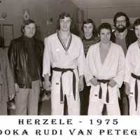 <strong>Judoclub Herzele  -  Met judoka Rudy Van Peteghem  -  1977</strong><br> ©Herzele in Beeld<br><br><a href='https://www.herzeleinbeeld.be/Foto/1562/Judoclub-Herzele-----Met-judoka-Rudy-Van-Peteghem-----1977'><u>Meer info over de foto</u></a>