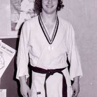 <strong>Judoclub Herzele  -  Met judoka Rudy Van Peteghem  -  1977</strong><br>01-01-1977 ©Herzele in Beeld<br><br><a href='https://www.herzeleinbeeld.be/Foto/1563/Judoclub-Herzele-----Met-judoka-Rudy-Van-Peteghem-----1977'><u>Meer info over de foto</u></a>