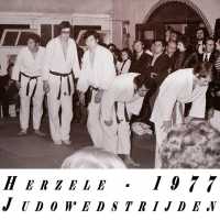 <strong>Judoclub Herzele  -  Met judoka Rudy Van Peteghem  -  1977</strong><br> ©Herzele in Beeld<br><br><a href='https://www.herzeleinbeeld.be/Foto/1566/Judoclub-Herzele-----Met-judoka-Rudy-Van-Peteghem-----1977'><u>Meer info over de foto</u></a>